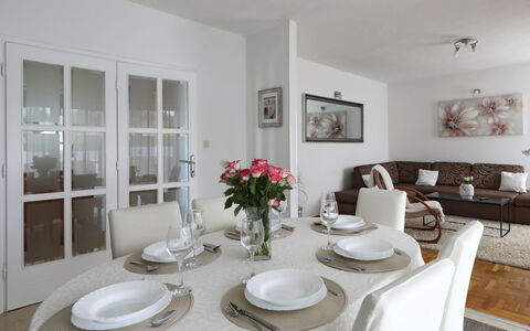 Karlo: Mueble, Diseño De Interiores, Piso, Suelo, Mesa, Silla, Cocina Y Comedor Mesa, Techo, Comedor, Habitación