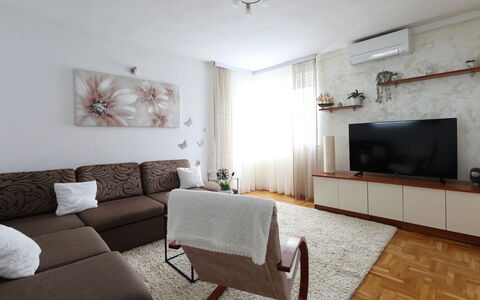 Karlo: Mueble, Diseño De Interiores, Sofá, Piso, Pared, Suelo, Sala, Habitación, Madera, Televisión