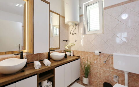 Karlo: Diseño De Interiores, Lavabo, Lavabo Del Baño, Arreglo De Tubería, Piso, Mostrador, Baño, Suelo, Espejo, Madera