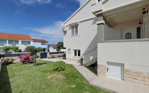 Karlo: Barrio Residencial, Casa, Casa, Techo, Inmuebles, Suburbio, Balcón, Paisajismo, Villa