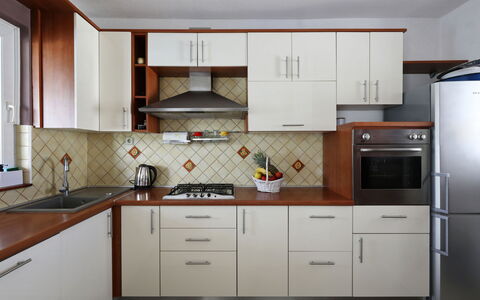 Karlo: Cocina, Gabinetes, Aparato De Cocina, Electrodoméstico, Mostrador, Madera, Piso, Estufa De Cocina, Mueble, Estufa