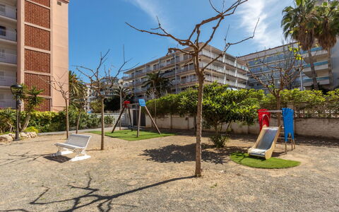 Arquus: Nube, Planta, Edificio, Cielo, Ventana, El Terreno Del Lote, Diseño Urbano, Sombra, Árbol, Barrio