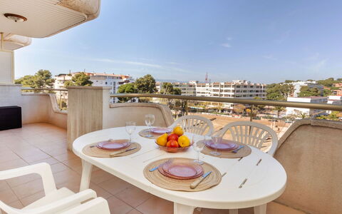 Arquus: Cielo, Mesa, Mueble, Propiedad, Vajilla, Edificio, Silla, Mueble Para Exteriores, Comida, Diseño De Interiores