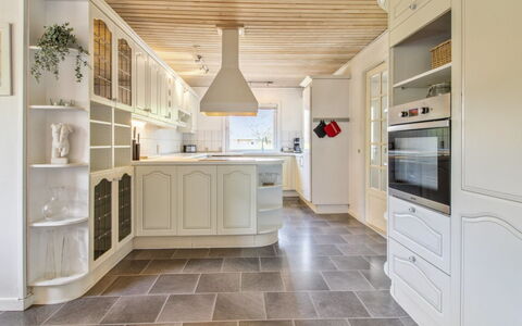 Aku - 24Km from the Sea: Piso, Diseño De Interiores, Suelo, Mueble, Madera, Techo, Cocina, Mostrador, Gabinetes, Lámpara