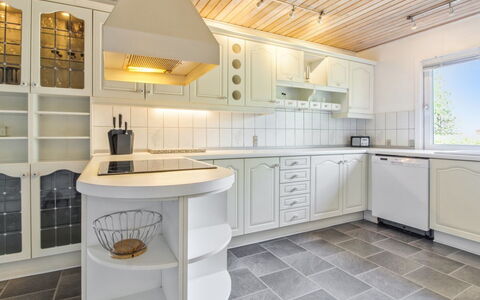 Aku - 24Km from the Sea: Piso, Diseño De Interiores, Cocina, Madera, Gabinetes, Techo, Suelo, Mostrador, Mueble, Lámpara