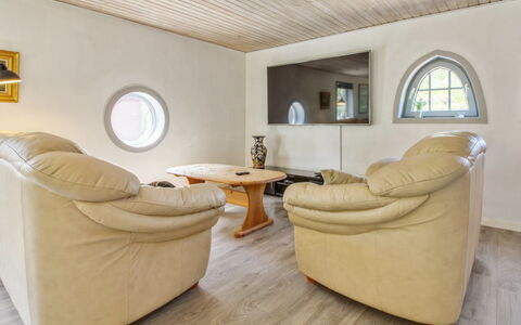 Aku - 24Km from the Sea: Diseño De Interiores, Piso, Pared, Mueble, Madera, Suelo, Sofá, Techo, Sala, Suelos De Madera