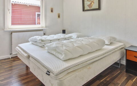 Aku - 24Km from the Sea: Cama, Mueble, Habitación, Suelo, Madera, Sábana, Piso, Lecho, Diseño De Interiores, Linos