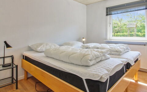 Aku - 24Km from the Sea: Cama, Habitación, Diseño De Interiores, Madera, Suelo, Sábana, Techo, Piso, Lecho, Mueble