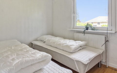Aku - 24Km from the Sea: Cama, Habitación, Suelo, Mueble, Madera, Sábana, Lecho, Diseño De Interiores, Piso, Habitación