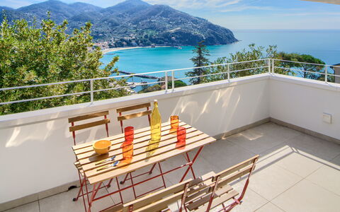 Casa Grande Mare - Levanto: Agua, Cielo, Edificio, Propiedad, Nube, Madera, Silla, Mueble Para Exteriores, Sombra, Casa