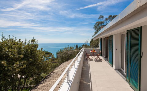 Casa Grande Mare - Levanto: Nube, Cielo, Edificio, Azur, Árbol, Madera, Casa, Planta, Paisaje, Ocio