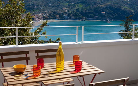 Casa Grande Mare - Levanto: Agua, Propiedad, Mesa, Mueble, Botella, Vajilla, Azur, Silla, Árbol, Mueble Para Exteriores