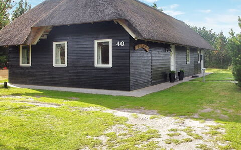 Eetu - 1.3Km from the Sea: Hierba, Casa, Techo, Casa, Cabaña, Arbusto, El Terreno Del Lote, Área Rural, Casa De Campo, Cobertura Del Suelo