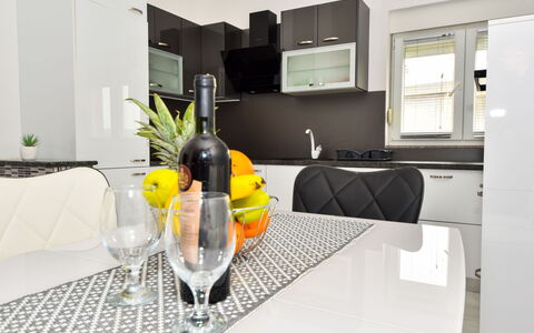 Ika: Mesa, Planta, Edificio, Cielo, Nube, Madera, Porche, Sombra, Diseño De Interiores, Silla