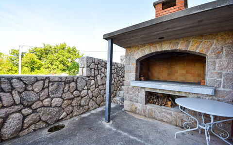 Ika: Edificio, Cielo, Mesa, Madera, Casa, Superficie De La Carretera, Mueble Para Exteriores, Mesa Al Aire Libre, Árbol, Ladrillo