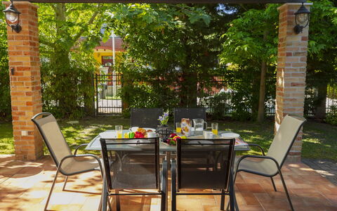 Toscana: Mueble, Silla, Mesa, Mueble Para Exteriores, Cocina Y Comedor Mesa, Mesa Al Aire Libre, Restaurante, Sombra, Patio Interior, Jardín