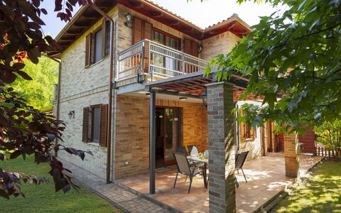 Toscana: Madera, Casa, Casa, Barrio Residencial, Puerta, Cabaña, Ladrillo, Porche, Balcón, Inmuebles