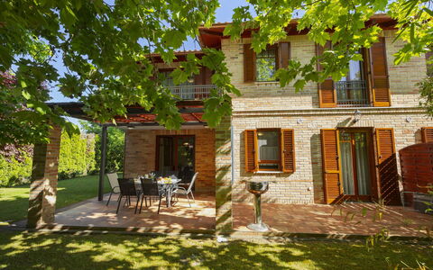 Toscana: Casa, Casa, Barrio Residencial, Arquitectura, Puerta, Cabaña, Inmuebles, Césped, Jardín, Sombra