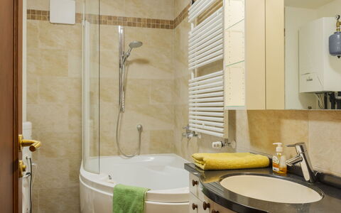 Toscana: Baño, Arreglo De Tubería, Diseño De Interiores, Lavabo, Piso, Bañera, Grifo, Lavabo Del Baño, Suelo, Plomería
