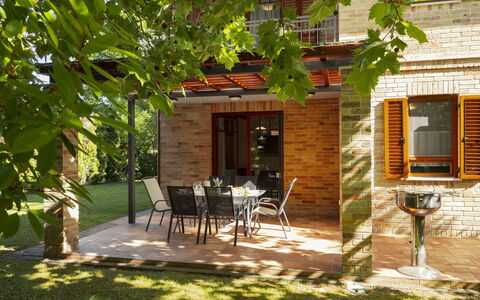 Toscana: Madera, Casa, Ladrillo, Casa, Mueble, Puerta, Cabaña, Sombra, Jardín, Silla