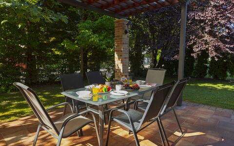 Toscana: Mueble, Mueble Para Exteriores, Silla, Mesa, Mesa Al Aire Libre, Cocina Y Comedor Mesa, Restaurante, Sombra, Patio, Jardín