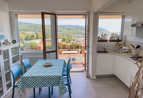 Appartamento La Castellana: Mueble, Propiedad, Silla, Mesa, Gabinetes, Azur, Mostrador, Diseño De Interiores, Sombra, Madera