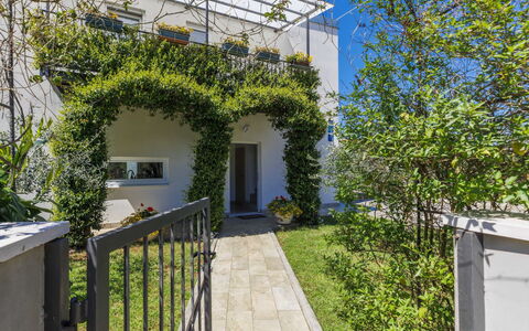 Villa Soši: Cielo, Edificio, Mesa, Ventana, Mueble Para Exteriores, Diseño Urbano, Madera, Sombra, Condominio, Casa