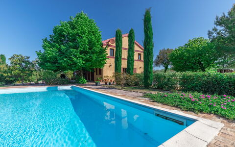 Casa Bellavista: Agua, Planta, Cielo, Tiempo De Día, Propiedad, Verde, Azul, Azur, Edificio, Árbol