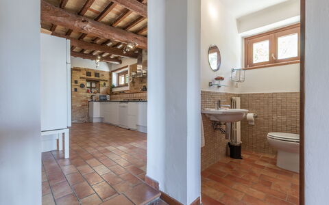 Casa Bellavista: Lavabo, Propiedad, Grifo, Edificio, Arreglo De Tubería, Espejo, Madera, Diseño De Interiores, Arquitectura, Baño
