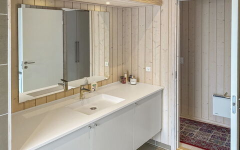 Telma - 200M from the Sea: Piso, Arreglo De Tubería, Pared, Diseño De Interiores, Lavabo Del Baño, Suelo, Madera, Lavabo, Mueble De Baño, Baño