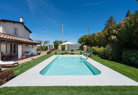 Villa Di Pillo: Planta, Cielo, Agua, Propiedad, Árbol, Ocio, Nube, Piscina, Hierba, Barrio Residencial