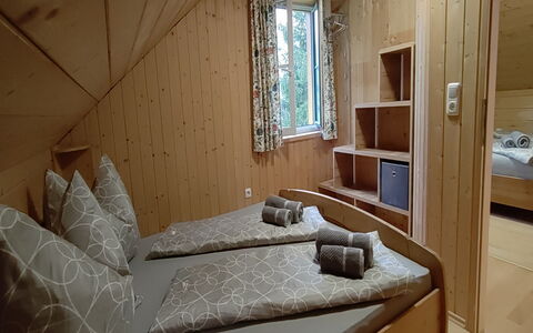 Reiter: Ventana, Mueble, Edificio, Comodidad, Madera, Gabinetes, Diseño De Interiores, Marco De La Cama, Sombra, Suelo