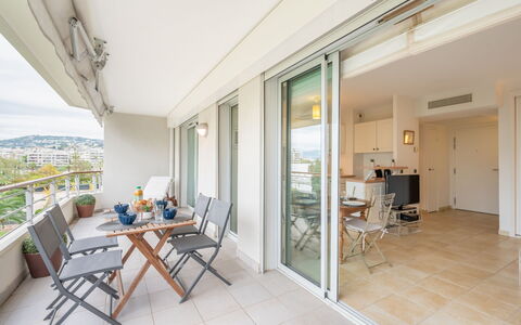 Cannes 535: Mueble, Mesa, Edificio, Silla, Ventana, Madera, Piso, Sombra, Suelo, Porche