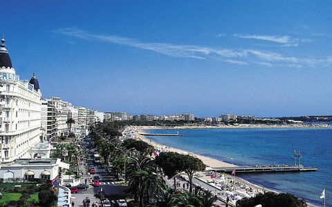 Cannes 535: Tiempo De Día, Edificio, Ciudad, Verano, Costa, Departamento, Costeras Y Los Accidentes Geográficos Oceánico, Condominio, Mar, Apuntalar