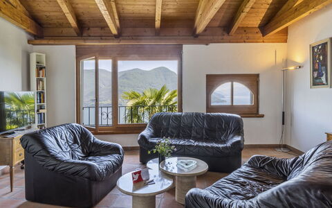 Porta: Mueble, Propiedad, Sofá, Planta, Comodidad, Madera, Sombra, Diseño De Interiores, Sala, Edificio
