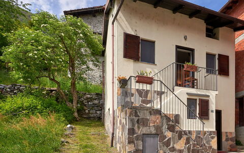 Casa Dascio: Agua, Planta, Edificio, Cielo, Tiempo De Día, Propiedad, Azul, Azur, Piscina, Rascacielos