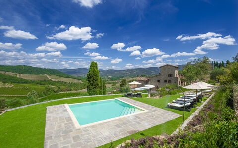 La Torre Di Panzano: Nube, Cielo, Planta, Propiedad, Edificio, Azur, Paisaje Natural, Piscina, El Terreno Del Lote, Vegetación