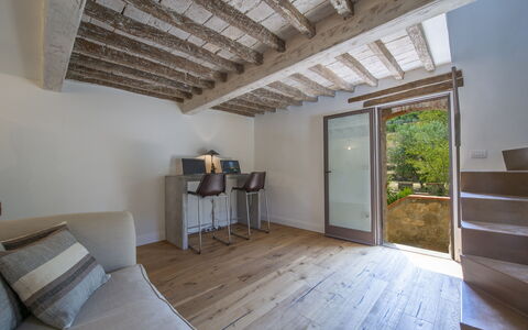 La Torre Di Panzano: Propiedad, Edificio, Madera, Comodidad, Diseño De Interiores, Arquitectura, Piso, Suelo, Sala, Manchas De Madera