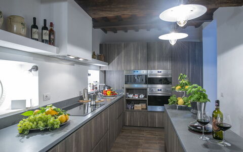 La Torre Di Panzano: Mostrador, Gabinetes, Edificio, Cocina, Diseño De Interiores, Estufa De Cocina, Planta, Suelo, Lavabo