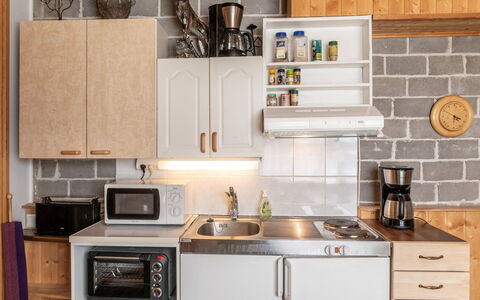 Jokiniitty 2: Aparato De Cocina, Cocina, Electrodoméstico, Mostrador, Gabinetes, Mueble, Electrodoméstico, Madera, Estufa De Cocina, Diseño De Interiores