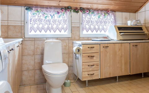 Jokiniitty 2: Arreglo De Tubería, Madera, Lavabo, Piso, Diseño De Interiores, Suelo, Plomería, Grifo, Habitación, Baño