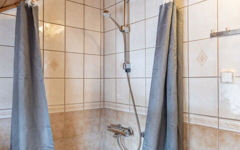 Jokiniitty 2: Piso, Arreglo De Tubería, Suelo, Baño, Plomería, Diseño De Interiores, Grifo, Ducha, Habitación, Alcachofa De La Ducha