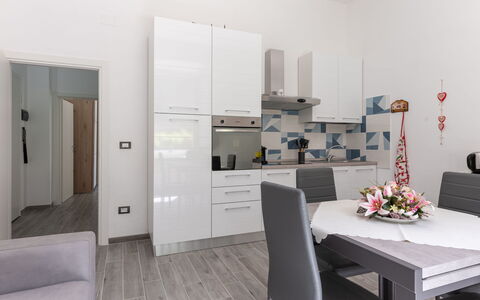 Sanda: Mueble, Mesa, Comodidad, Edificio, Diseño De Interiores, Gabinetes, Planta De Casa, Piso, Suelo, Sofá