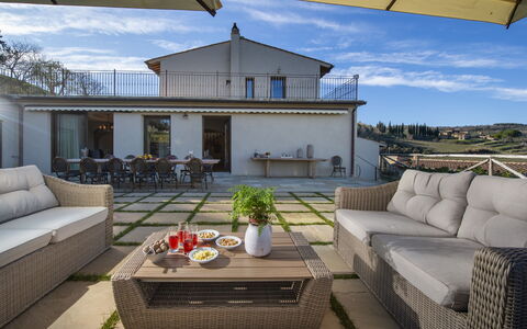 Bella Di Panzano: Mueble, Cielo, Mesa, Propiedad, Sofá, Nube, Diseño De Interiores, Mueble Para Exteriores, Sombra, Sala