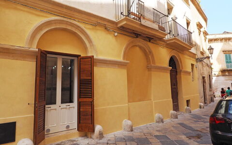 Corte Tiso: Edificio, Ventana, Coche, Pared, Barrio, Barrio Residencial, Fachada, Bienes Raíces, Vehículo