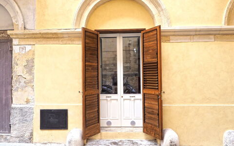Corte Tiso: Edificio, Puerta, Ventana, Madera, Enladrillado, Inicio De La Puerta, Casa, Ladrillo, Fachada