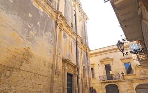 Corte Tiso: Cielo, Ventana, Azur, Madera, Edificio, Ciudad, Fachada, Callejón, La Carretera, Arco