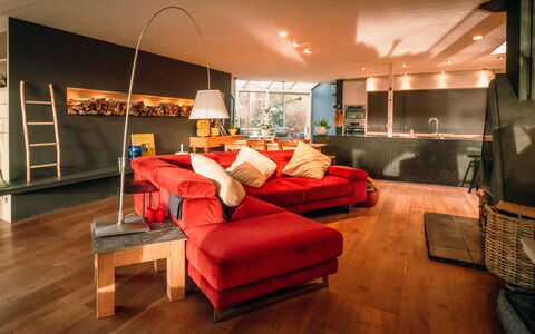 Domicile Adoré with Garden: Propiedad, Mueble, Sofá, Comodidad, Decoración, Madera, Naranja, Diseño De Interiores, Piso, Sala