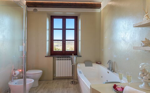 Casa Vacanze Paradiso: Propiedad, Bañera, Arreglo De Tubería, Lavabo, Ventana, Grifo, Madera, Baño, Diseño De Interiores