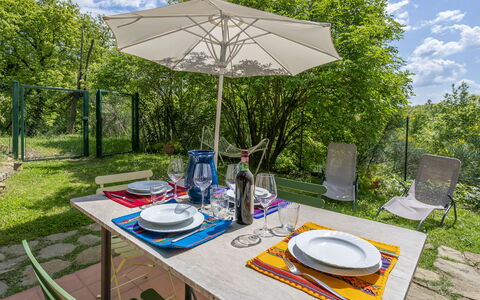 Casa Bosco D'arte Holiday Home , Greve In Chianti,: Mesa, Planta, Nube, Propiedad, Mueble, Vajilla, Cielo, Mesa Al Aire Libre, Silla, Árbol